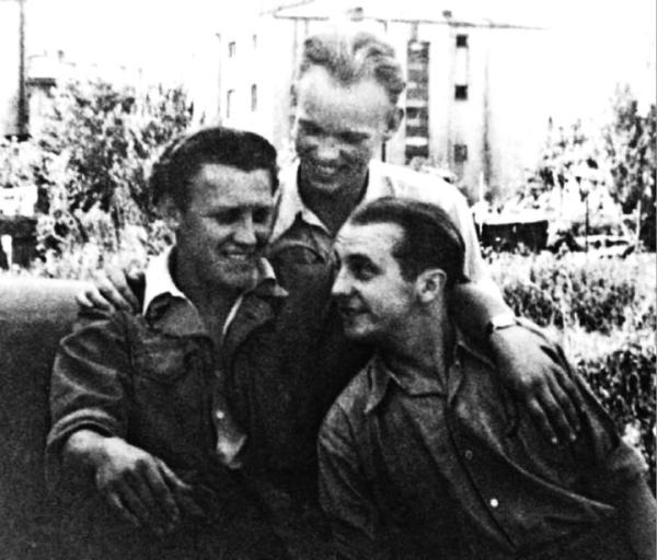 Jan Rodowicz (pierwszy z prawej) z przyjaciółmi. Czasy okupacji, prawdopodobnie 1943 r.