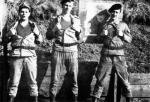 Żołnierze 7. kompanii w roli osób rozstrzeliwanych. Od lewej autor, obok N.N. i Ryszard Kosek, 1978 rok.