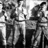 Żołnierze 7. kompanii w roli osób rozstrzeliwanych. Od lewej autor, obok N.N. i Ryszard Kosek, 1978 rok.
