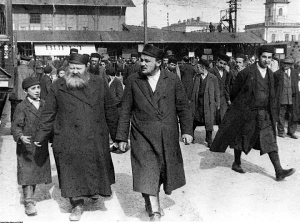 Czerwiec 1931 r. Dworzec Główny w Warszawie. Żydzi żegnający rabina Abrahama Mordechaja Altera, współtwórcę ultraortodoksyjnej organizacji żydowskiej Agudat Israel.