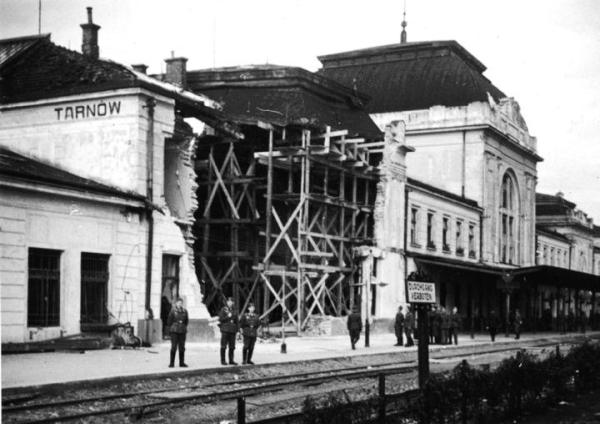 Cztery dni przed wybuchem II wojny światowej niemieccy dywersanci zdetonowali bombę na dworcu kolejowym w Tarnowie i zabili 20 osób.