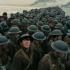 Christopher Nolan nie epatuje widza życiorysami konkretnych postaci. Swoich bohaterów wyciąga na moment z żołnierskiego tłumu. „Dunkierka” od piątku na ekranach.