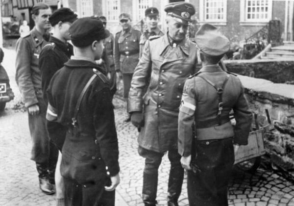 Członek Hitlerjugend składa meldunek feldmarszałkowi Modelowi (1944 r.)  