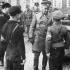 Członek Hitlerjugend składa meldunek feldmarszałkowi Modelowi (1944 r.)  