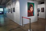 Sławne zdjęcie Steve'a McCurry'ego otwierało jego wystawę „Unguarded moments”.