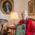 Nina Lagergren, 93-letnia przyrodnia siostra Raula Wallenberga z jego portretem 