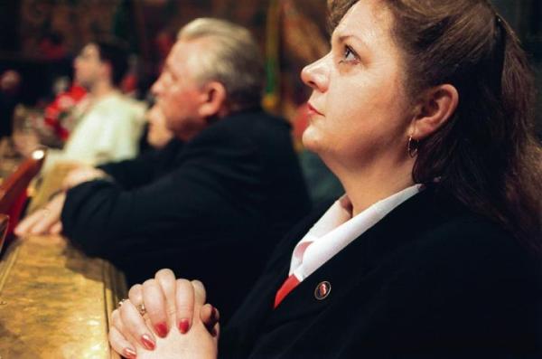 Kwiecień 2004 r. Renata Beger przed ołtarzem Matki Boskiej Częstochowskiej na Jasnej Górze. W tle klęczy Andrzej Lepper.