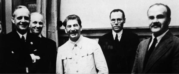 23 sierpnia 1939 roku, w obecności Józefa Stalina, Joachim von Ribbentrop podpisał na Kremlu z Wiaczesławem Mołotowem pakt o nieagresji między III Rzeszą i ZSRR.