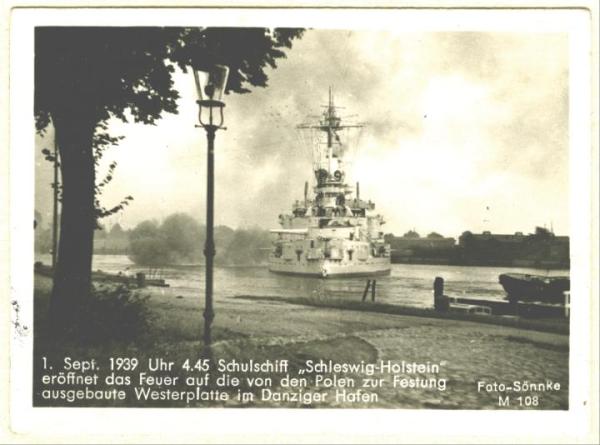 25 sierpnia 1939 r. przybył do Gdańska z rzekomo kurtuazyjną wizytą niemiecki pancernik szkolny „Schleswig-Holstein”. Mimo przestarzałej konstrukcji był to silnie uzbrojony okręt przygotowany do ataku na Westerplatte, transportujący pod pokładem kompanię szturmową.