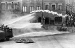 Gaz i armatki wodne na warszawskiej Starówce, 31 sierpnia 1982 r. Brutalniej władza odpowiedziała na protesty  w Lubinie i Wrocławiu – tam padli zabici.