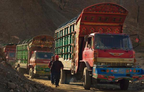Karakorum Highway. Dzisiaj po dawnym Szlaku Jedwabnym ciągną kolumny ciężarówek 