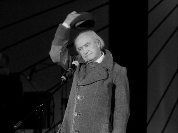 Wiesław Michnikowski: „Smutek Chaplina, oko basseta, wielka inteligencja i maniery przedwojenne”. Koncert z okazji 50-lecia Kabaretu Starszych Panów, 2008 rok.