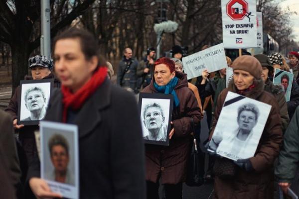 Pogrzeb Jolanty Brzeskiej (3 stycznia 2012 r.). Twarz nieustępliwej działaczki stała się symbolem antyreprywatyzacyjnego oporu.
