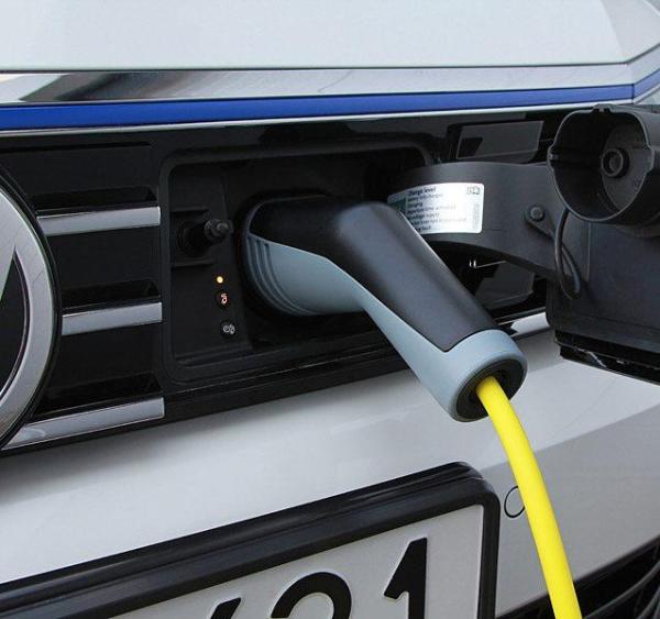 Volkswagen Passat GTE to przykład hybryd z wtyczką,  których popularność na rynku systematycznie rośnie.