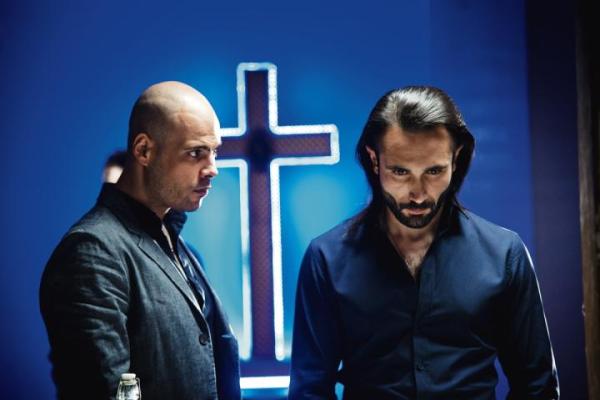Salvatore Conte (Marco Palvetti, z prawej) – pobożny i okrutny boss kamorry