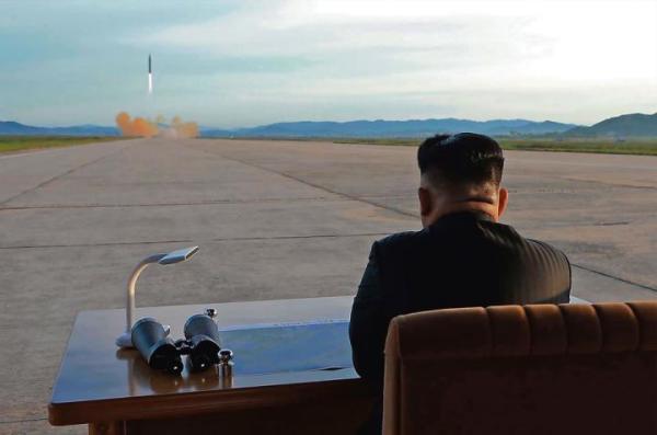 10. Kim Dzong Un nadzoruje wystrzelenie rakiety.