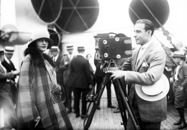 Rudolf Valentino ze swą drugą żoną Natachą Rambovą na pokładzie „Aquitanii” (1923 r.). To małżeństwo, delikatnie mówiąc, nie należało do udanych. Być może dlatego po rozwodzie z Natachą aktor zapisał jej w testamencie… jednego dolara.