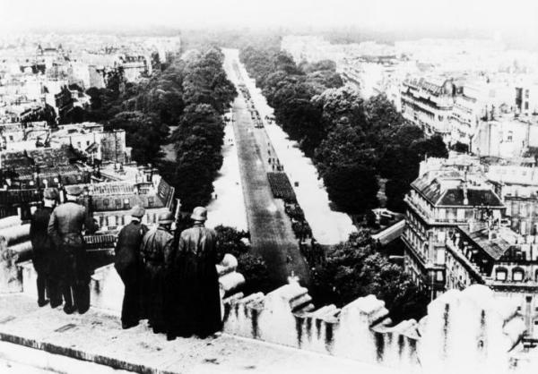Roman Czerniawski przekonał aliancki wywiad, że 14 lipca 1942 r. w Paryżu, korzystając z samochodowej kolizji w alei Focha (na zdjęciu), zbiegł z więziennego furgonu Gestapo. W rzeczywistości podjął wtedy z Niemcami współpracę.
