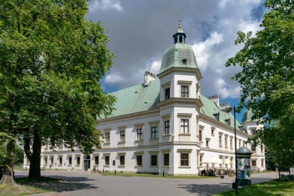 Zamek Ujazdowski odbudowany dla sztuki dawnej, służy sztuce współczesnej 