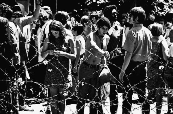 Falę kontestacji, która przetoczyła się przez świat pod koniec lat 60., zapoczątkowały studenckie protesty w Berkeley 