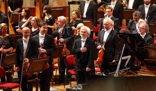 Krystian Zimerman i orkiestra Filharmonii Narodowej w koncercie inauguracyjnym.