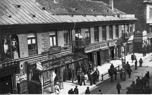 W 1905 r. Warszawa nie była bezpiecznym miastem. Na zdjęciu Cukiernia Trojanowskiego przy ul. Miodowej 4 po wybuchu bomby.