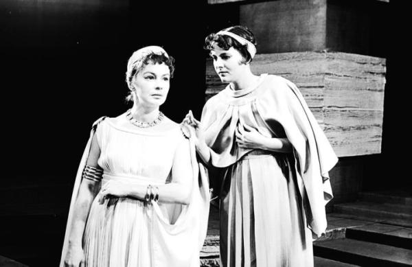 Kiedy kino trochę o niej zapomniało, skupiła się na teatrze. Na zdjęciu: Danuta Szaflarska (z lewej) jako Arycja z Elżbietą Luxemburg (Ismena) w „Fedrze” Racine’a. Teatr Narodowy, 1957 r.