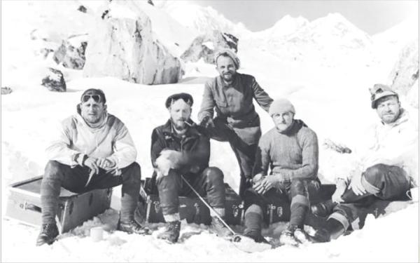 ≥Ernst Schäfer (1910–1992), niemiecki zoolog specjalizujący się w ornitologii. Schäfer (drugi z lewej) wsławił się jako uczestnik, a później organizator wypraw do Chin i Tybetu wikipedia