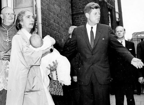 500 zł kosztuje zdjęcie przedstawiające prezydenta USA  Johna F. Kennedy’ego na uroczystości rodzinnej u Radziwiłłów.