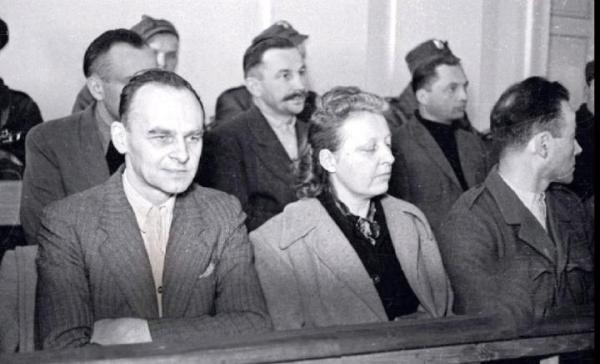Proces przed Wojskowym Sądem Rejonowym w Warszawie w marcu 1948 r. Na ławie oskarżonych od lewej siedzą: Witold Pilecki, Maria Szelągowska i Tadeusz Płużański 