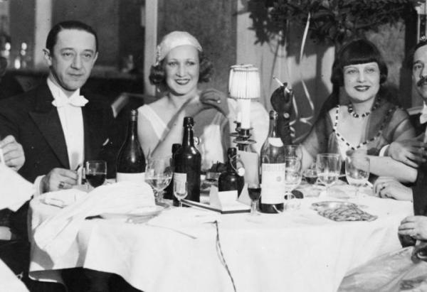 Konrad Tom, Zizi Halama (siostra Lody) oraz Zula Pogorzelska na Balu Mody w Hotelu Europejskim w Warszawie, styczeń 1930 r.