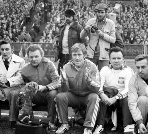 Jacek Gmoch (w środku) ze swoim sztabem  podczas meczu towarzyskiego Polska – Argentyna na Stadionie Śląskim  w Chorzowie w marcu 1976. Obok Bernard Blaut (z lewej) i Ryszard Kulesza (z prawej)