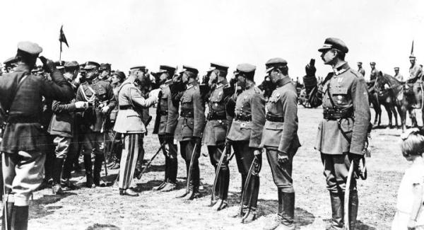 ≥Marszałek Piłsudski dekoruje Orderem Virtuti Militari V klasy oficerów i podoficerów 1. Dywizjonu Artylerii Konnej w Częstochowie (1924 r.) nac