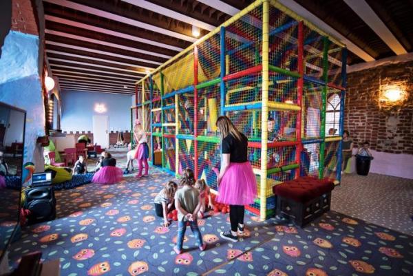 Nawet historyczne mury hotelu Zamek Gniew muszą pomieścić salę zabaw dla dzieci.