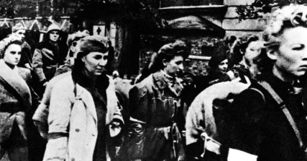 Cywile wypędzani przez Niemców z Warszawy. Wśród tysięcy zmuszonych do opuszczenia stolicy była również Irena Herbich