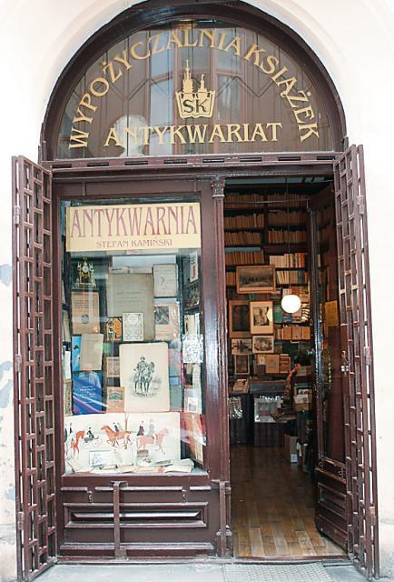 Krakowski antykwariat przy ul. św. Jana zachował wystrój  z XIX stulecia.