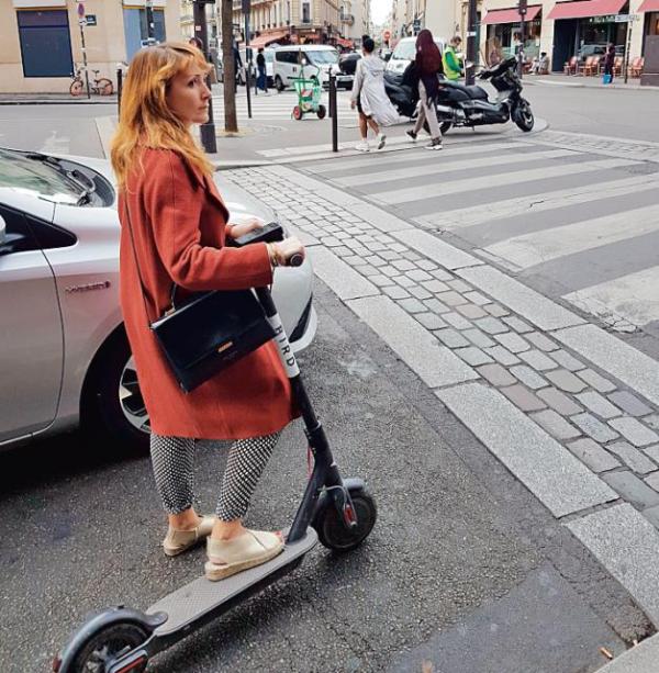 Elektryczne hulajnogi wypożyczane  na minuty to nowy środek transportu, który podbija miasta  (na zdjęciu hulajnoga Bird na jednej  z paryskich ulic)  
