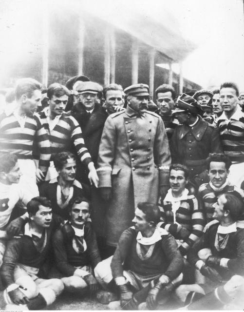 ≥Marszałek Józef Piłsudski w otoczeniu piłkarzy Wisły Kraków i Pogoni Lwów. Stadion Wisły, rok 1924 