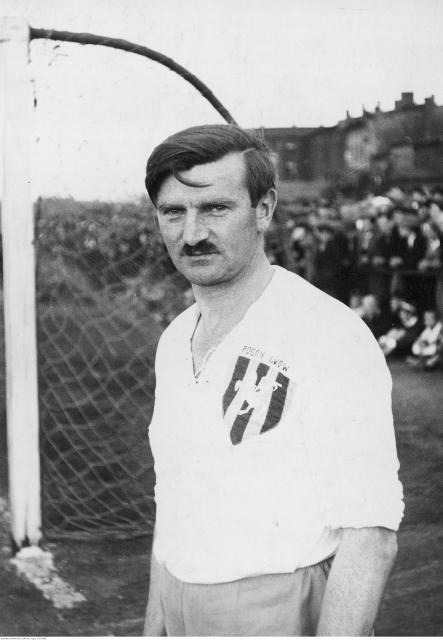 ≥Wacław Kuchar, pionier i jedna z legend przedwojennego sportu. Piłkarz Pogoni Lwów, reprezentant polski w piłce nożnej, hokeju, lekkoatletyce i łyżwiarstwie szybkim. Olimpijczyk z roku 1924   