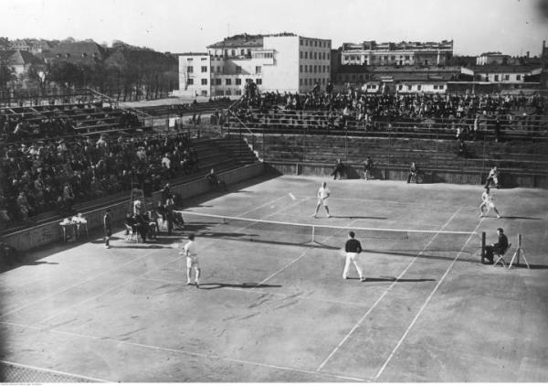 Rok 1939  – mecz  tenisowy  o Puchar  Davisa Polska – Rumunia  na kortach  Legii  w Warszawie 