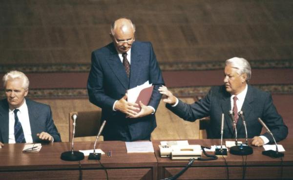 ≥Borys Jelcyn (pierwszy z prawej) toczył z Michaiłem Gorbaczowem (w środku) nieformalną walkę o Kreml, dążąc do demontażu ZSRR 
