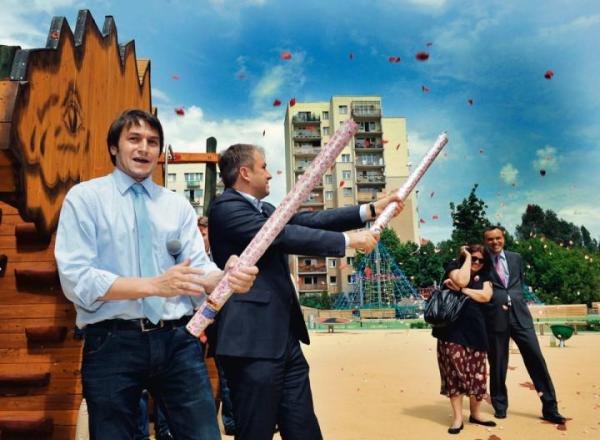 Piotr Guział (z lewej) jeszcze jako burmistrz Ursynowa i Grzegorz Napieralski, ówczesny szef SLD, otwierają plac zabaw w stylu parku furajskiego, Warszawa 2011 r. 