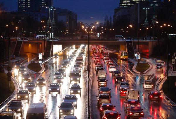 Coraz więcej aut na drogach ma nieodpowiednie światła  