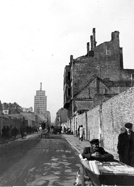 Prudential w czasie wojny, widoczny w głębi ul. Świętokrzyskiej (w kierunku Marszałkowskiej). Zdjęcie z 1939 r.