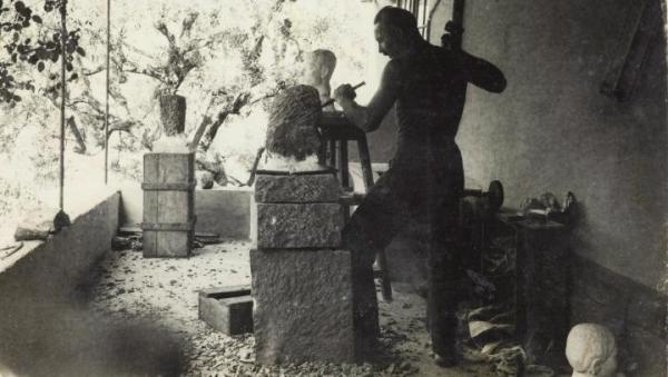 August Zamoyski  w swojej paryskiej pracowni,  w głębi rzeźba Serge’a Lifara, początek lat 30. XX wieku