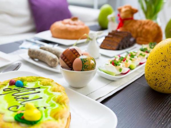 Wielkanocne śniadanie to dla większości Polaków nadal okazja do rodzinnych spotkań.