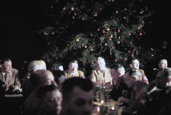 Adolf Hitler z partyjnymi towarzyszami w czasie przyjęcia świątecznego w restauracji Lowenbraukeller w Monachium, 18 grudnia 1941 r. 